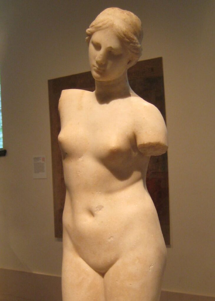 Griechische Statue der Aphrodite Anadyomene